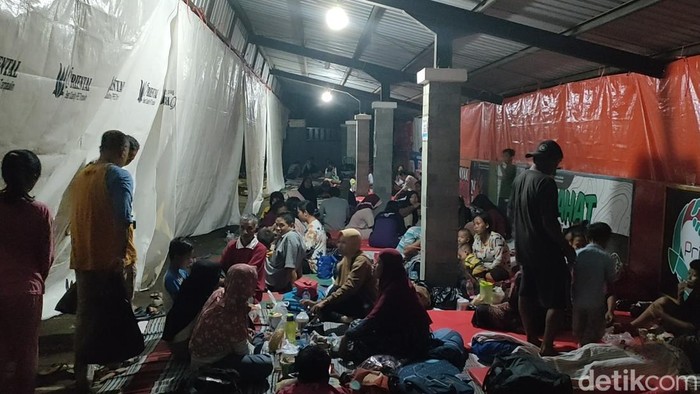 Suasana pengungsian banjir di Aula Kecamatan Pekalongan Barat, Kota Pekalongan, Minggu (1/1/2023) malam.