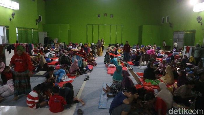 Suasana pengungsian banjir di Balai Desa Jati Wetan, Kecamatan Jati, Kudus, Minggu (1/1/2023).
