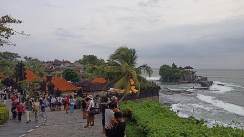 Suasana pengunjung di Objek Wisata Tanah Lot, Tabanan, Bali, Minggu (1/1/2023).