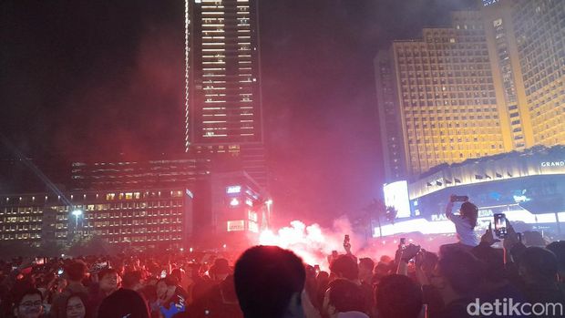 Suasana pergantian tahun baru 2023 di Bundaran HI.
