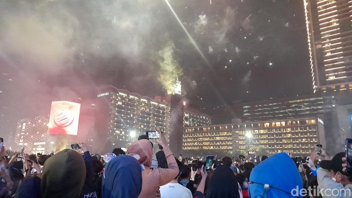 Suasana pergantian tahun baru 2023 di Bundaran HI.