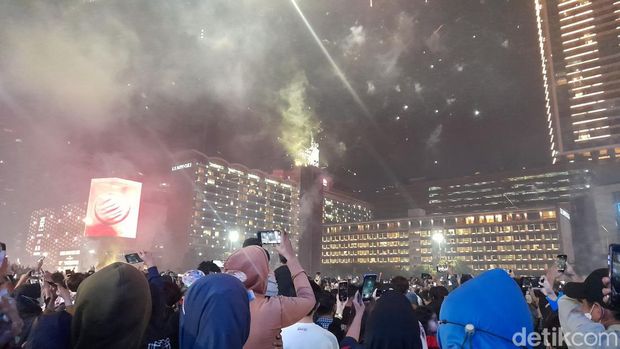 Suasana pergantian tahun baru 2023 di Bundaran HI.