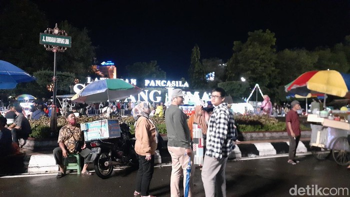 Warga berdatangan ke Simpang Lima Semarang dengan pasangan, saudara, teman untuk merayakan malam tahun baru.