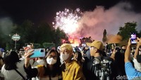 Warga mengabadikan momen pesta kembang api di Simpang Lima Semarang dengan berswafoto. Foto: Afzal Nur Iman/detikJateng