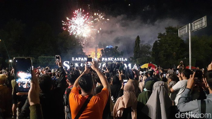 Warga menyambut dengan suka cita malam pergantian tahun.