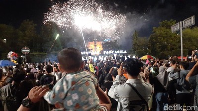 Semarak Pesta Kembang Api Malam Tahun Baru di Simpang Lima Semarang