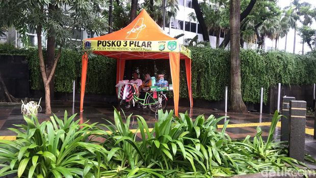 Tanaman di Bundaran HI usai malam tahun baru 2023