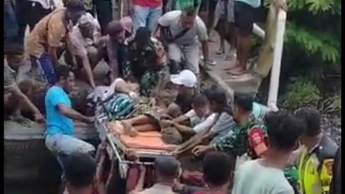 Tangkapan layar video seorang ibu hamil yang hendak melahirkan dievakuasi menyeberangi jembatan ambruk di Desa Oelatimo, Kecamatan Kupang Timur, Kabupaten Kupang, NTT, Minggu (1/1/2023).