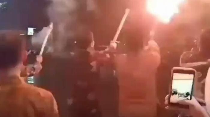 Tangkapan layar video viral saat Wabup Kaur bermain kembang api