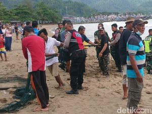 Tim SAR Cari Wisatawan yang Terseret Ombak Pantai Prigi Pakai Perahu-Jaring