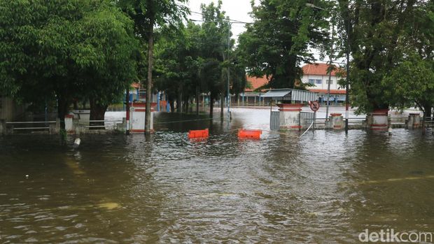 Terminal Jati Kudus kebanjiran, Minggu (1/1/2023) siang.