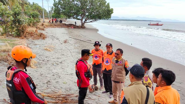 Tim SAR evakuasi korban tenggelam di Mamuju Tengah, Sulbar.