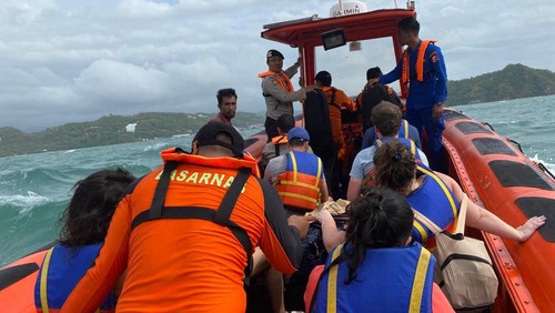 Tim SAR Gabungan saat mengevakuasi wisatawan dan kru kapal wisaga King Fisher De Seraya yang tenggelam di perairan Pulau Kukusan, Labuan Bajo, Manggarai Barat, NTT, Minggu (1/1/2023) siang.