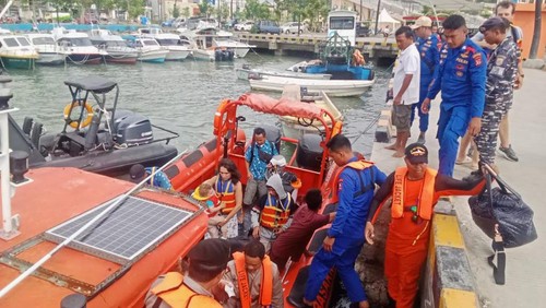 Tim SAR Gabungan saat mengevakuasi wisatawan dan kru kapal wisaga King Fisher De Seraya yang tenggelam di perairan Pulau Kukusan, Labuan Bajo, Manggarai Barat, NTT, Minggu (1/1/2023) siang.