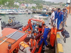 Kapal Wisata Angkut Turis di Labuan Bajo Tenggelam Dihantam Gelombang