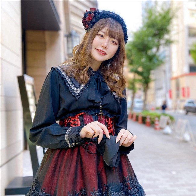 Wanita yang juga populer di media sosial ini menghabiskan 10 tahun hidupnya untuk operasi plastik. Foto: Instagram/@todoroki.sk