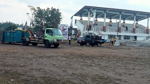 Truk sampah dari Dinas Lingkungan Hidup Jembrana mengumpulkan sampah sisa pesta pergantian tahun di Sirkuit All In One Jembrana, Minggu (1/1/2023). (I Putu Adi Budiastrawan/detikBali)