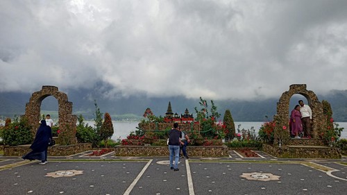 Suasana kunjungan wisatawan di salah satu sudut DTW Ulundanu Beratan.