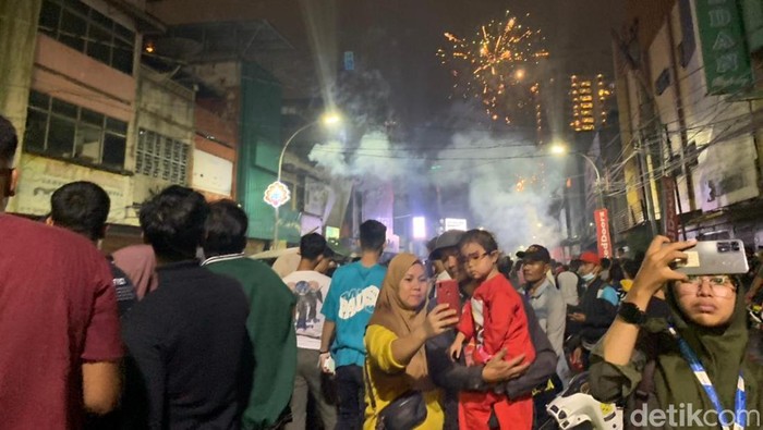 Warga antusias melihat pesta kembang api di Jalan Zainul Arifin Medan (Kartika Sari/detikSumut)