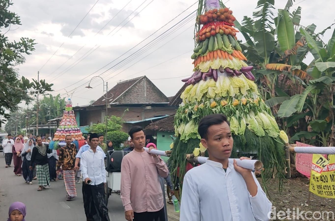 Warga Boyolali awali 2023 dengan menggelar Gerebek Tumpeng, Minggu (1/1/2023).