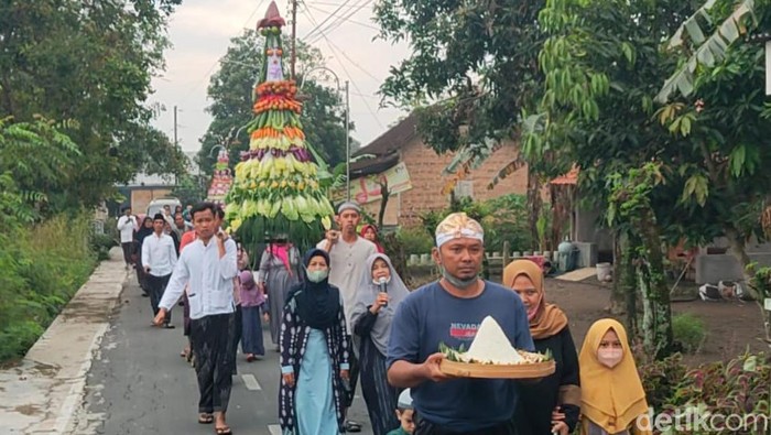 Warga Boyolali awali 2023 dengan menggelar Gerebek Tumpeng, Minggu (1/1/2023).