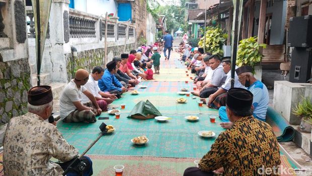 Warga Boyolali awali 2023 dengan menggelar Gerebek Tumpeng, Minggu (1/1/2023).