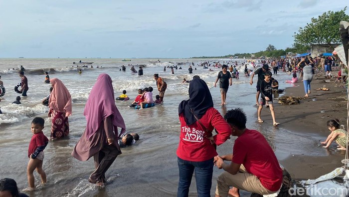 Warga liburan di Pantai Tanjung Bayang Makassar.