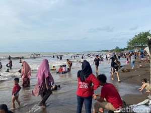 Pantai Tanjung Bayang Makassar Ramai Wisatawan Sambut Tahun 2023
