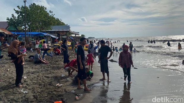 Warga liburan di Pantai Tanjung Bayang Makassar.