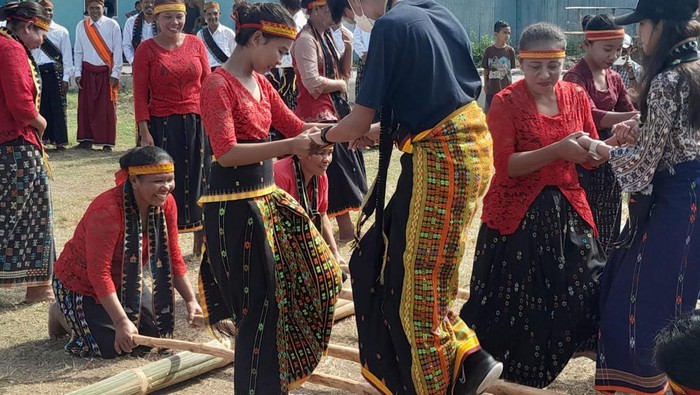 Wisatawan bergabung bersama penari saat tarian Rangkuk Alu.
