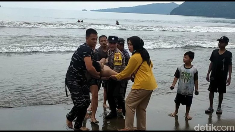 wisatawan hilang tergulung ombak di pantai prigi trenggalek wisatawan hilang tergulung ombak di pantai prigi trenggalek