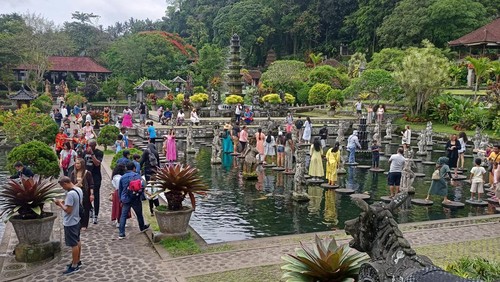Wisatawan ramai mengunjungi Objek Wisata Taman Tirta Gangga, Karangasem, Bali, saat tahun baru, Minggu (1/1/2023).