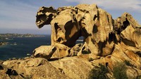Capo d’ Orso, Palau, Sardinia, Italia punya Bears Rock yang tampak seperti sosok beruang raksasa menantang lautan. Batu karang ini memiliki tinggi 122 meter di atas permukaan laut dan sudah ada di sana selama berabad-abad. (DeAgostini/Getty Images)  