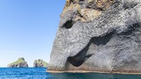 Elephant Rock adalah sebuah batu karang di Pantai Haimaey, Islandia. Penampilannya mirip gajah raksasa yang sedang minum di tepi perairan. (Getty Images)  