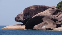 Turtle Rock atau batu kura-kura berada di perairan Pulau Similan yang menghadap Laut Andaman. Batu tersebut memang tampak seperti seekor kura-kura laut. Biasanya batu karang itu dijadikan titik penanda untuk penyelaman. Uniknya, di sana memang sering terlihat kura-kura laut. (Getty Images)  