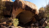 Hippos Yawn adalah sebuah batu unik yang berada di dekat Wave Rock, Australia Barat. Batu ini mirip seperti kuda nil raksasa yang sedang menguap lebar-lebar. (Getty Images)  