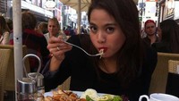 Tinggal di Australia bersama keluarga kecilnya, membuat Acha banyak membagikan momen kuliner saat di Australia. Seperti yang terlihat pada foto ini. Foto: Instagram @achaseptriasa