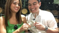 Cheers selalu menjadi tradisi Acha Septriasa dan Vicky Kharisma setiap kali menikmati minuman. Seperti saat momen di sebuah restoran ini, mereka tampak tak bisa menahan tawa. Foto: Instagram @achaseptriasa