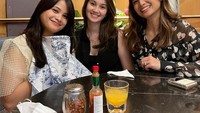 Tak hanya bersama suami dan anak, ada juga momen Acha Septriasa ketika nongkrong seru bersama teman-temannya. Mereka berpose sambil menunggu makanan sampai. Foto: Instagram @achaseptriasa