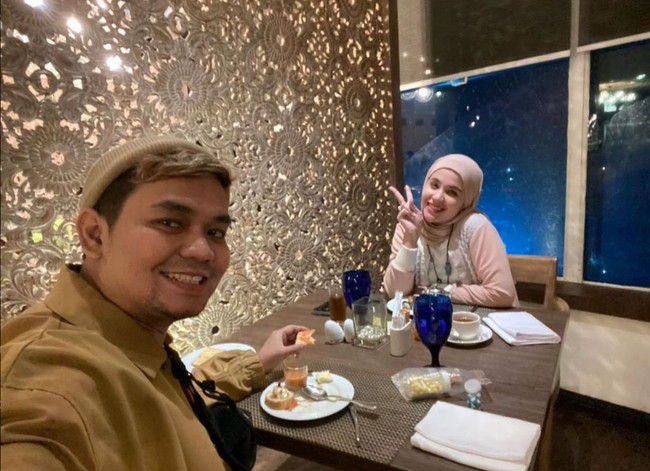 Sebelumnya Indra Bekti sendiri berhasil menggemparkan publik usai dikabarkan pingsan secara tiba-tiba saat sedang bekerja. Indra didiagnosa mengalami pendarahan otak. Foto: Instagram/@dhila_bekti