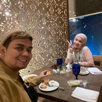 Sebelumnya Indra Bekti sendiri berhasil menggemparkan publik usai dikabarkan pingsan secara tiba-tiba saat sedang bekerja. Indra didiagnosa mengalami pendarahan otak. Foto: Instagram/@dhila_bekti