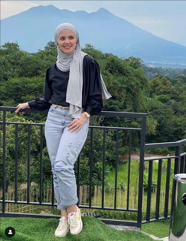 Melalui akun Instagram pribadinya Aldila sempat beberapa kali membagikan foto kebersamaannya dengan Indra Bekti dan juga sang anak. Foto: Instagram/@dhila_bekti