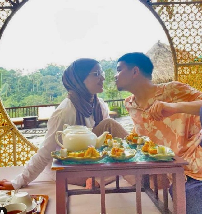 Sosok istri Indra Bekti, Aldila Jelita sempat disorot usai mengumumkan dirinya membuka penggalangan dana untuk suaminya. Aldila mengatakan jika selama beberapa hari di rumah sakit suaminya itu sudah menghabiskan banyak biaya pengobatan. Foto: Instagram/@dhila_bekti