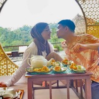 Sosok istri Indra Bekti, Aldila Jelita sempat disorot usai mengumumkan dirinya membuka penggalangan dana untuk suaminya. Aldila mengatakan jika selama beberapa hari di rumah sakit suaminya itu sudah menghabiskan banyak biaya pengobatan. Foto: Instagram/@dhila_bekti