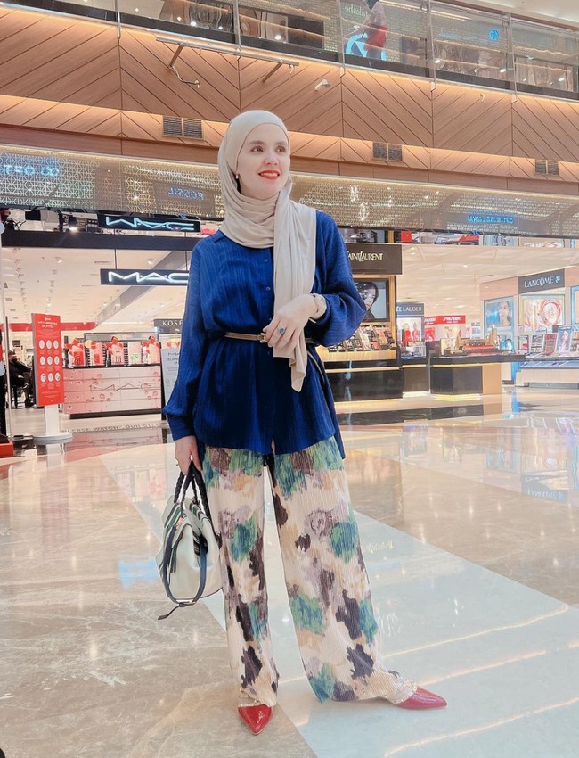 Jarang tersorot kamera, Aldila Jelita baru muncul usai sang suami terserang penyakit tersebut. Aldila tampak setia menjenguk dan menemani sang suami selama di rumah sakit. Foto: Instagram/@dhila_bekti