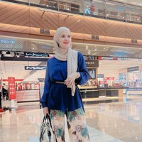 Jarang tersorot kamera, Aldila Jelita baru muncul usai sang suami terserang penyakit tersebut. Aldila tampak setia menjenguk dan menemani sang suami selama di rumah sakit. Foto: Instagram/@dhila_bekti