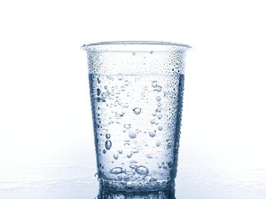 Riset FKP Unhas: Mikroplastik Lebih Banyak di AMDK Gelas Plastik