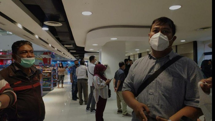 Antrean pemohon perpanjangan SIM Corner di Tunjungan Plaza Surabaya