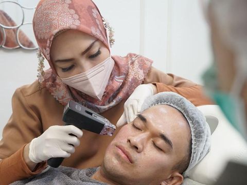 Anwar BAB melakukan perawatan di salon.