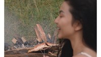 Di salah satu foto itu, Ariel Tatum terlihat memegang sebatang rokok yang telah terbakar. Foto: Instagram Ariel Tatum